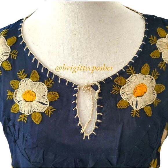 HANDMADE Traditional Embroidered Mexican Blouse - Picture 7 of 12